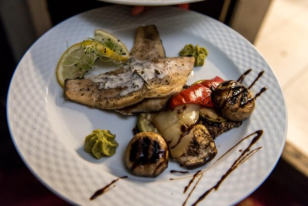 Foto vista en ángulo alto de la comida servida en el plato