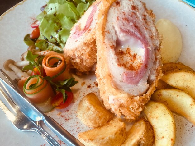 Foto vista en ángulo alto de la comida servida en el plato