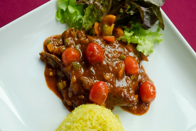 Foto vista en ángulo alto de la comida servida en el plato