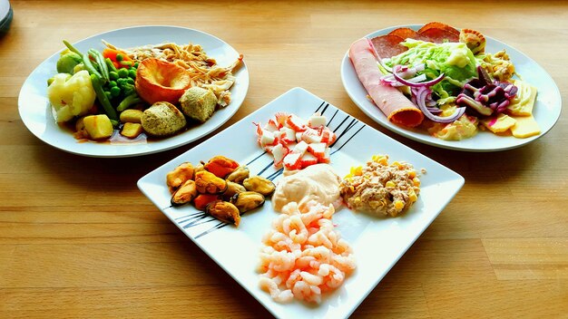 Foto vista de ángulo alto de la comida servida en platos en la mesa