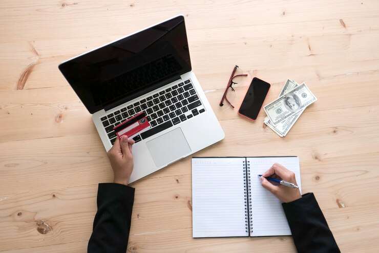 Foto vista de ángulo alto de la computadora portátil y el libro en la mesa
