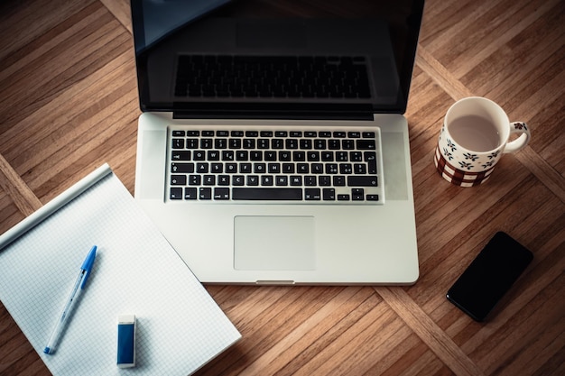 Foto vista de ángulo alto de la computadora portátil en la mesa - escritorio de trabajo