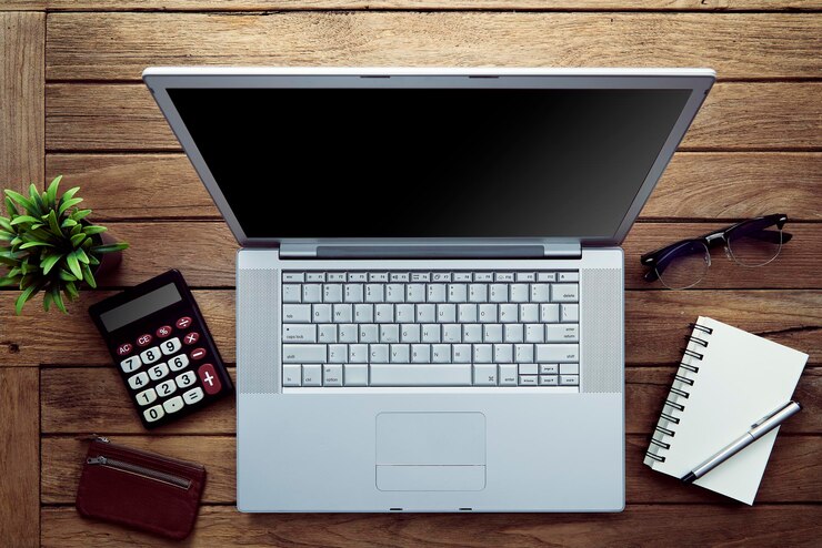Foto vista de ángulo alto de la computadora portátil en la mesa