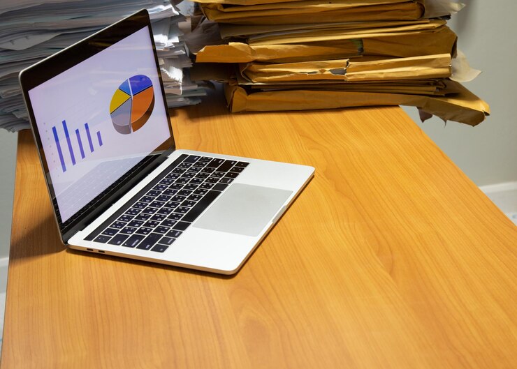 Foto vista de ángulo alto de la computadora portátil en la mesa