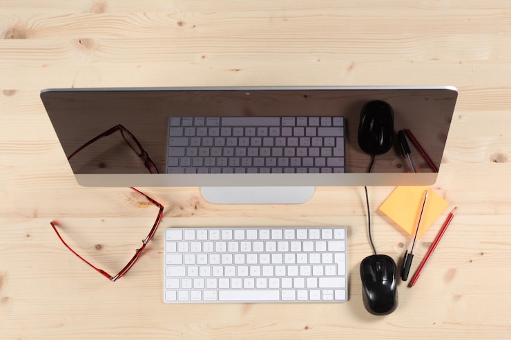 Foto vista de ángulo alto de la computadora portátil en la mesa