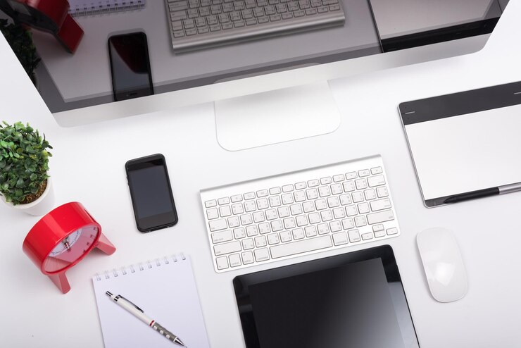 Foto vista de ángulo alto de la computadora portátil en la mesa