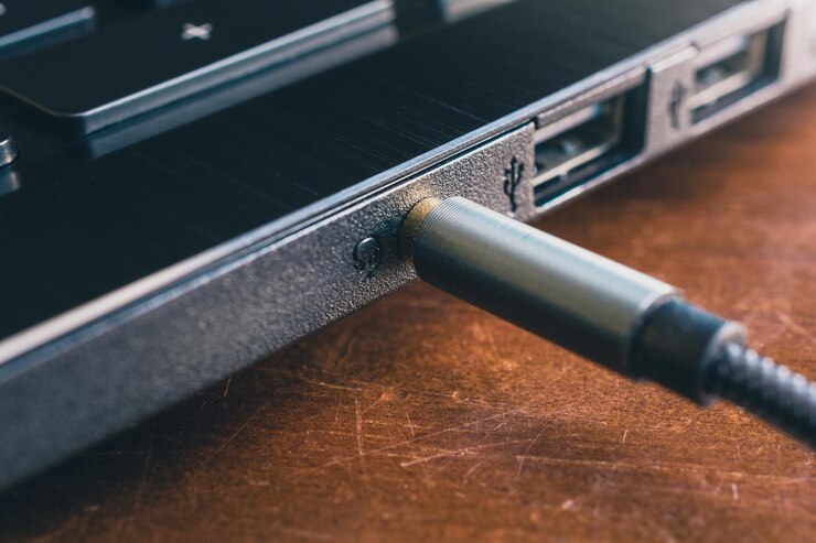 Foto vista de ángulo alto de la computadora portátil en la mesa