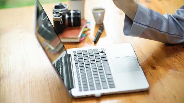 Foto vista de ángulo alto de la computadora portátil en la mesa