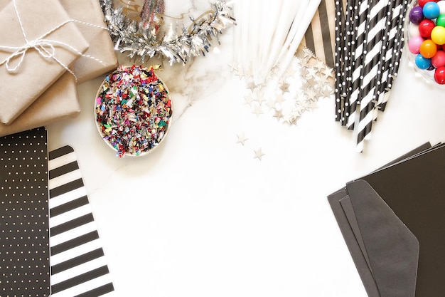 Foto vista de ángulo alto de confeti con velas y regalos y goma de mascar en mármol