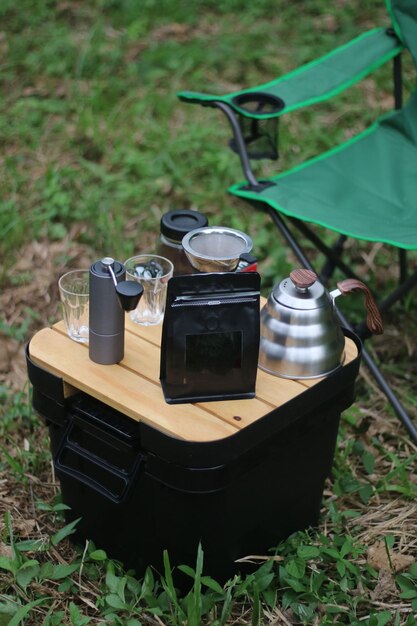 Vista de ángulo alto del conjunto de café vintage en el campo