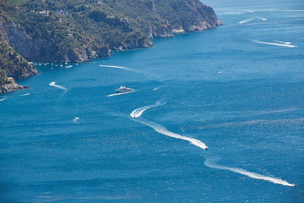 Vista de ángulo alto de la costa de Minori y Maiori Amalfi Italia