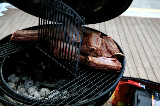 Vista de ángulo alto de costillas de carne a la parrilla en la parrillas de barbacoa