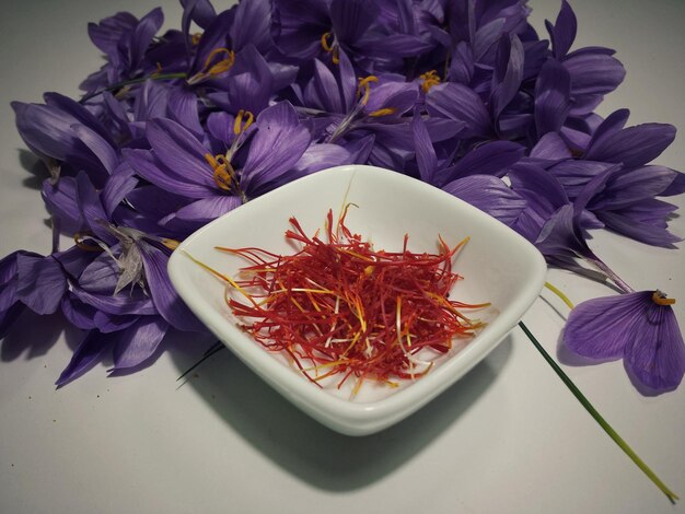 Foto vista de ángulo alto de crocus y azafrán en un cuenco