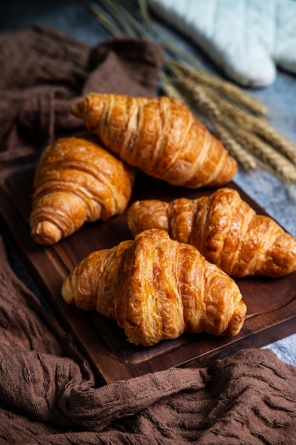 Vista en ángulo alto de los croissants en la bandeja