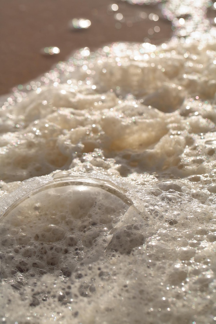 Foto vista de ángulo alto de cubos de hielo en el agua