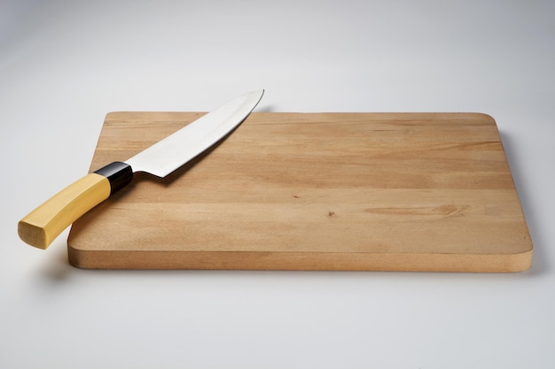 Foto vista de ángulo alto del cuchillo en la mesa contra un fondo blanco
