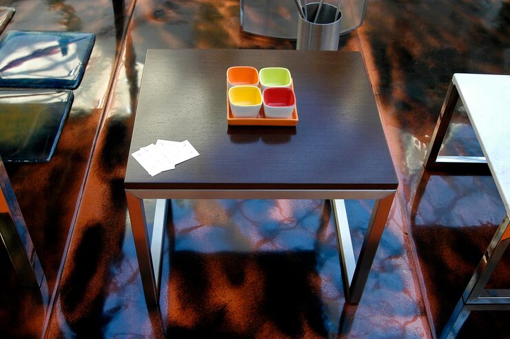Foto vista de ángulo alto de cuencos vacíos en la mesa