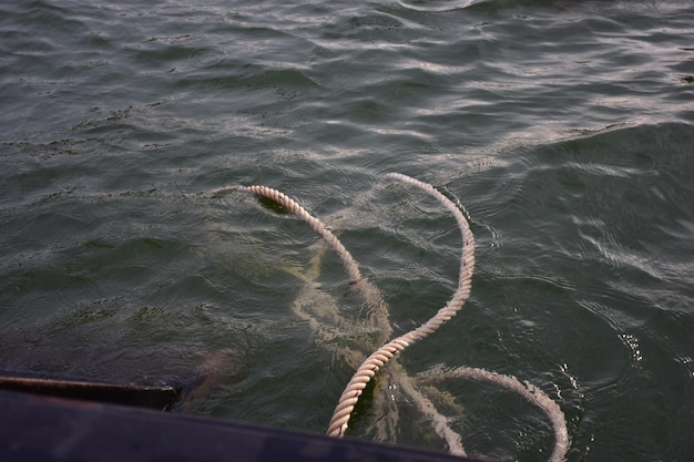 Foto vista de ángulo alto de la cuerda en el mar