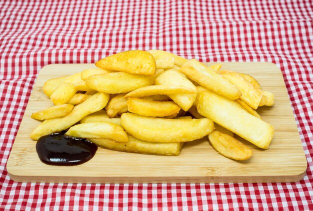 Foto vista de ángulo alto de las cuñas de patata en la mesa
