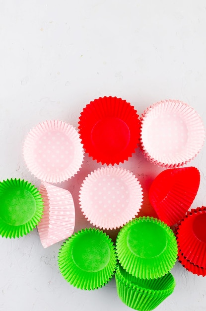 Foto vista de ángulo alto de los cupcakes contra un fondo blanco