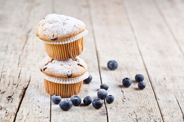 Foto vista de ángulo alto de los cupcakes en la mesa