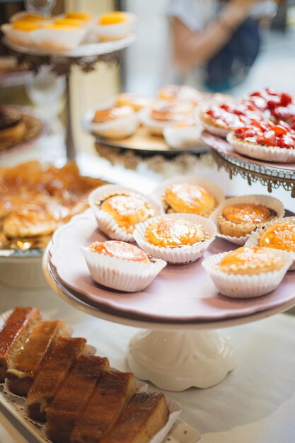 Foto vista de ángulo alto de los cupcakes en la mesa