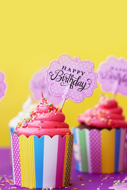 Vista de ángulo alto de los cupcakes en el pastel rosa