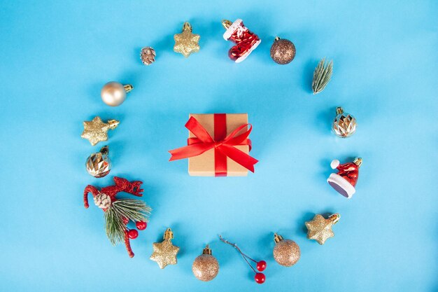 Foto vista de ángulo alto de las decoraciones navideñas en la mesa