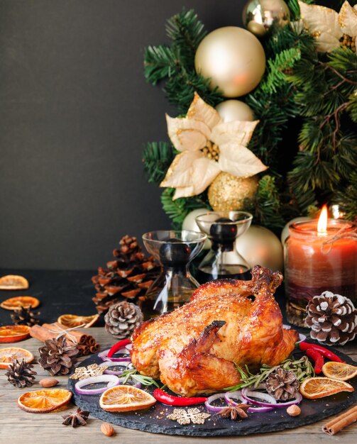 Foto vista de ángulo alto de las decoraciones navideñas en la mesa