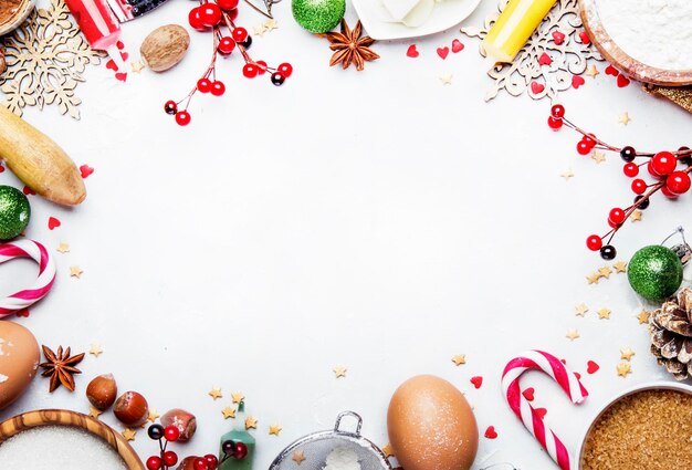 Foto vista de ángulo alto de las decoraciones navideñas en la mesa