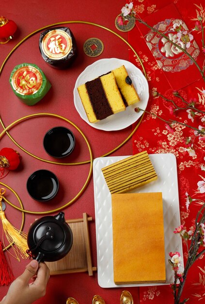 Vista de ángulo alto de las decoraciones navideñas en la mesa