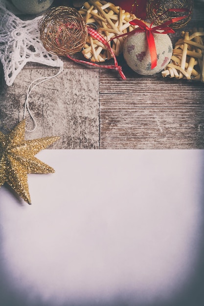 Foto vista de ángulo alto de las decoraciones navideñas en la mesa