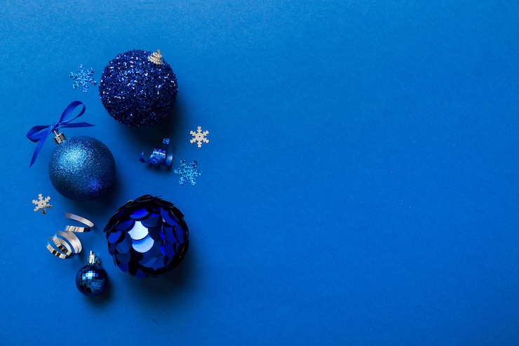 Foto vista de ángulo alto de las decoraciones navideñas sobre un fondo azul