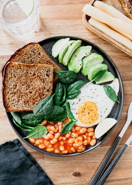 Foto vista de ángulo alto del desayuno en un cuenco en la mesa