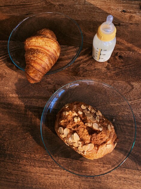 Foto vista de ángulo alto del desayuno en la mesa