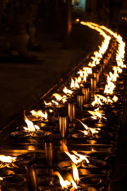 Foto vista de ángulo alto de las dias iluminadas en el templo budista