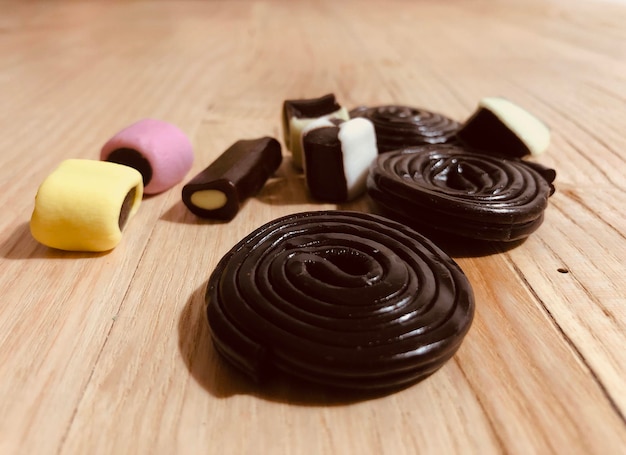 Foto vista de ángulo alto de los dulces en la mesa