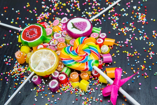 Foto vista de ángulo alto de dulces multicolores en vidrio