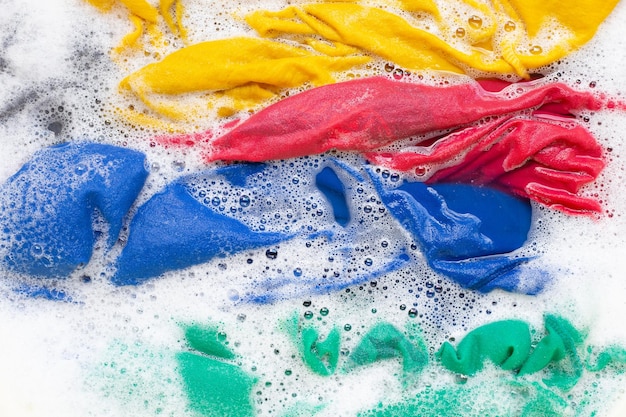 Foto vista de ángulo alto de dulces de varios colores contra un fondo azul