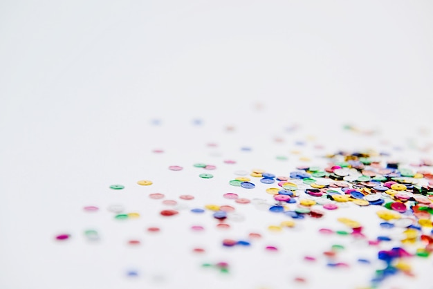 Foto vista de ángulo alto de dulces de varios colores contra un fondo blanco