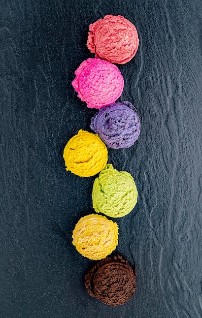 Foto vista de ángulo alto de dulces de varios colores en el fondo
