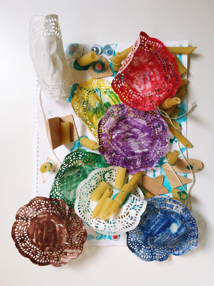 Foto vista de ángulo alto de dulces de varios colores en la mesa