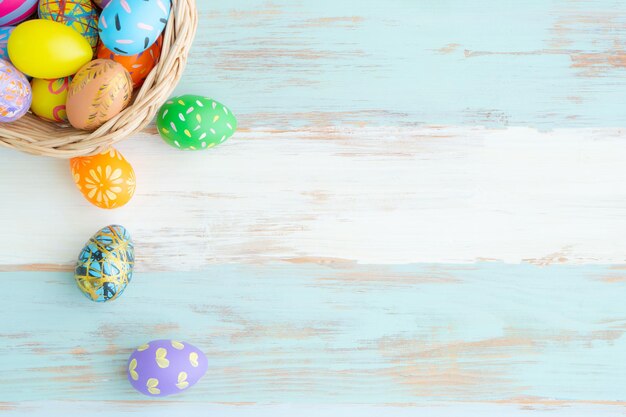 Foto vista de ángulo alto de dulces de varios colores en la mesa