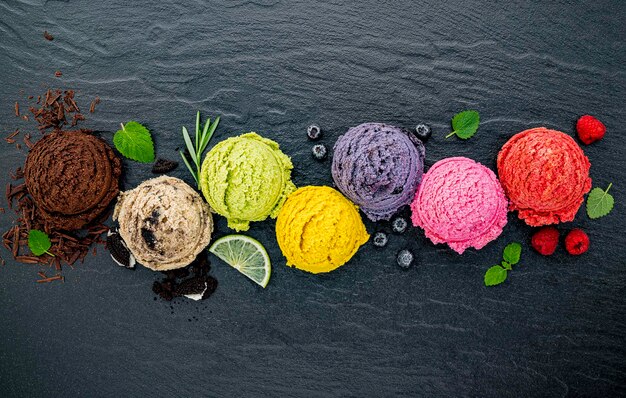 Foto vista de ángulo alto de dulces de varios colores en la mesa