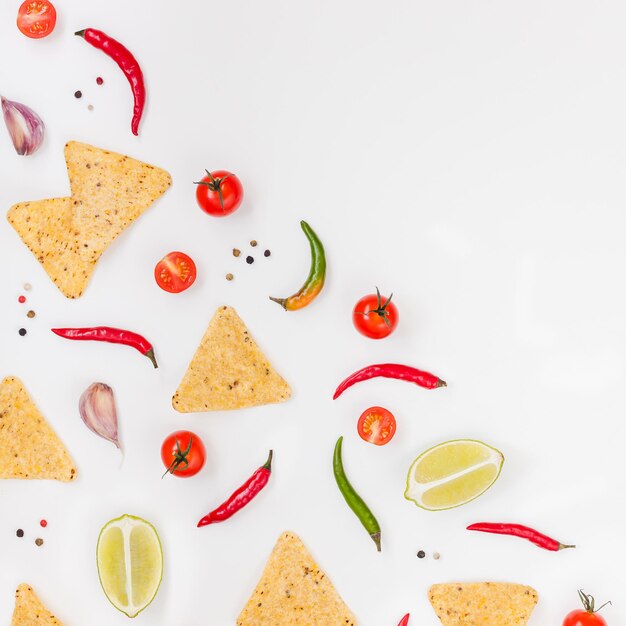 Foto vista de ángulo alto de dulces de varios colores sobre un fondo blanco