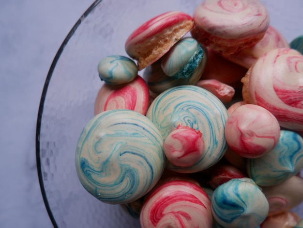 Vista de ángulo alto de dulces de varios colores