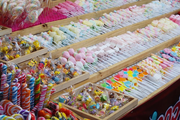 Vista de ángulo alto de los dulces para la venta en la tienda