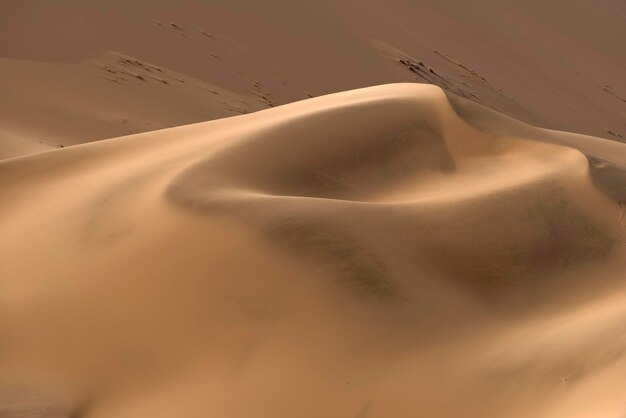 Vista de ángulo alto de las dunas de arena en el desierto.