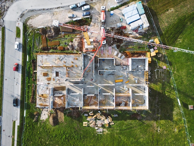 Vista de ángulo alto del edificio abandonado