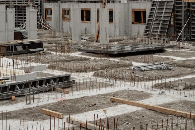 Vista desde un ángulo alto del edificio en construcción